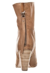 Botín de tobillo de cuero marrón claro con un diseño afilado, cremallera trasera y un tacón apilado y a rayas. Textura suave y material blando y flexible.