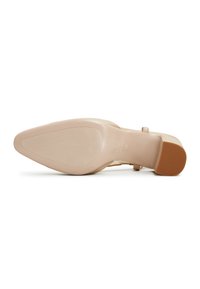 Scarpa con tacco alto di colore nudo, caratterizzata da una superficie liscia e lucida. Presenta una punta affusolata e una delicata cinghia alla caviglia. Suola in gomma con una leggera texture antiscivolo.