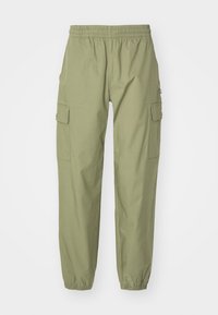 Ljus olivgrön cargobyxor med elastisk midja och mudd vid bensluten, med sidofickor och en avslappnad passform.