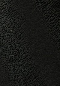 Czarna skórka teksturowana z przetartą powierzchnią, z matowym wykończeniem i subtelnym usłojeniem, co dodaje głębi i zainteresowania dotykowego.