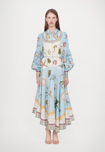 Rochie albastră deschisă cu modele de scoici și creaturi marine, cu guler înalt, mâneci bufante și tiv zimțat cu detalii decorative.