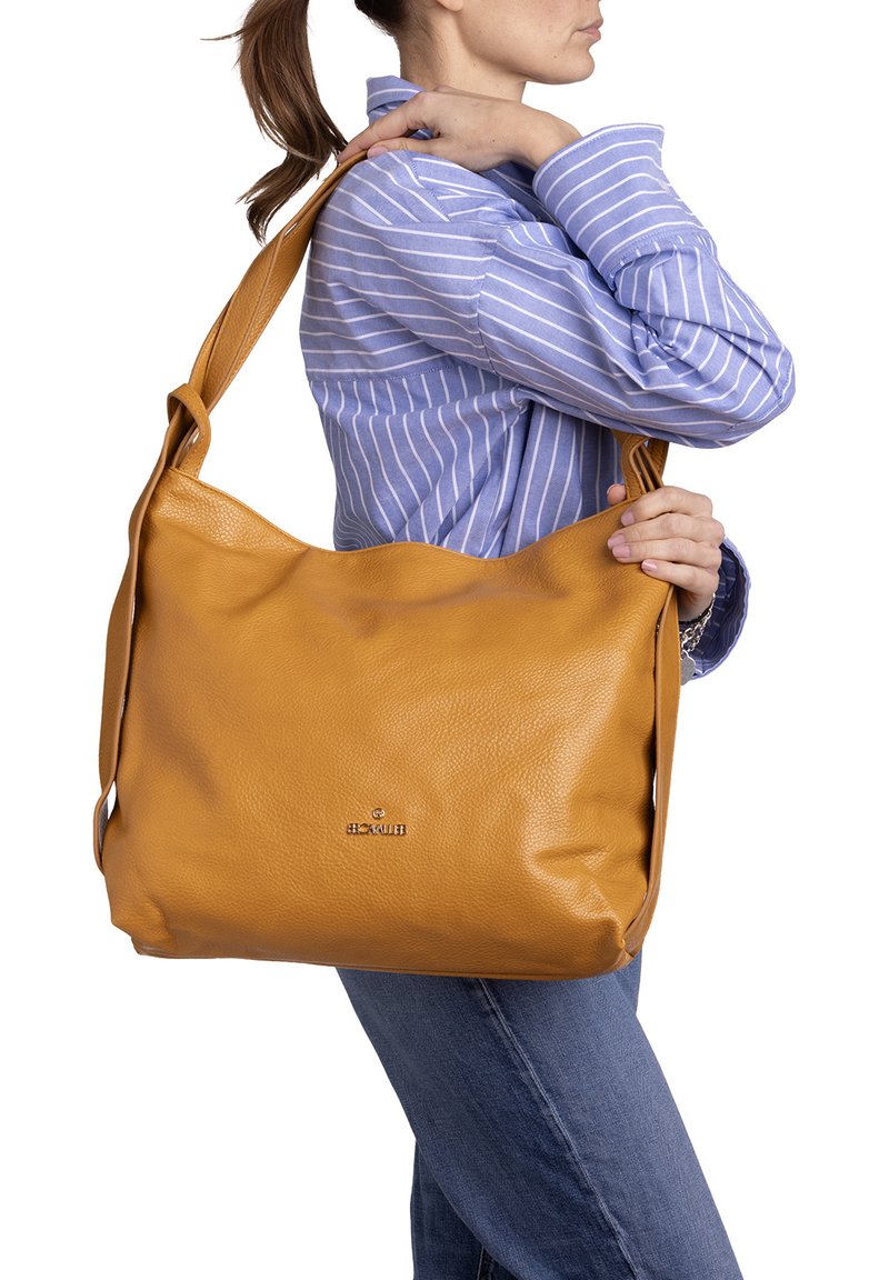 Ampia e morbida borsa a spalla in pelle gialla senape, con una texture liscia e un sottile dettaglio del logo. Tracolla regolabile per il massimo comfort.