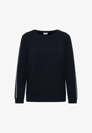 Granatowa bluza z okrągłym dekoltem, długimi rękawami i białymi, wzorzystymi paskami biegnącymi wzdłuż każdego ramienia.