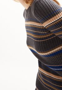 Pull en maille grise avec des rayures horizontales bleues, marron et crème. Présente une coupe ajustée et une texture douce.