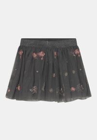 Falda de tul gris con bordado floral colorido y una cinturilla negra brillante, diseñada con una silueta acampanada y con capas.