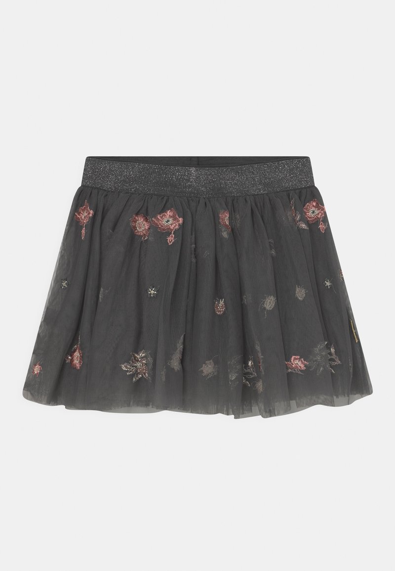 Falda de tul gris con bordado floral colorido y una cinturilla negra brillante, diseñada con una silueta acampanada y con capas.