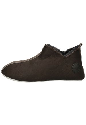 Brun læderslippers med en struktureret overflade, lav profil og blød sort foring, der har et logo på ydersiden og en let sål.