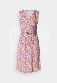Robe sans manches à enrouler avec un décolleté en v, présentant un motif zigzag coloré dans des tons de rose, jaune et bleu, cintrée à la taille par une ceinture en métal.