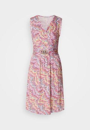 Abito senza maniche in stile avvolgente con scollatura a V, caratterizzato da un motivo zigzag colorato in rosa, giallo e blu, cincolto in vita con una cintura metallica.