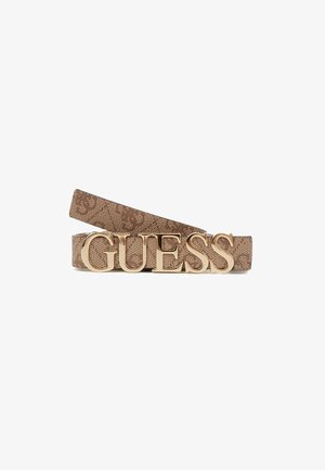 Smeđi pojas od tkanine s teksturiranim dizajnom, s istaknutim zlatnim "GUESS" logom kao akcentom sprijeda.