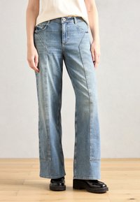 Ανοιχτό μπλε παντελόνι τζιν σε ίσιο κόψιμο με απαλή φθορά, διαθέτοντας μπροστινές τσέπες, αντίθετη ραφή και κλασικό σχέδιο πέντε τσεπών.