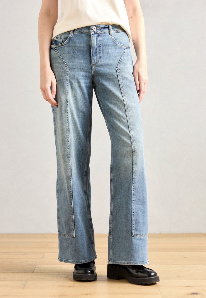 Ανοιχτό μπλε παντελόνι τζιν σε ίσιο κόψιμο με απαλή φθορά, διαθέτοντας μπροστινές τσέπες, αντίθετη ραφή και κλασικό σχέδιο πέντε τσεπών.