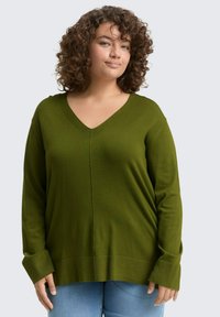 Olivgrüner Strickpullover mit V-Ausschnitt, langen Ärmeln und gerippten Bündchen. Er hat eine Mittelnaht und einen lockeren Schnitt.