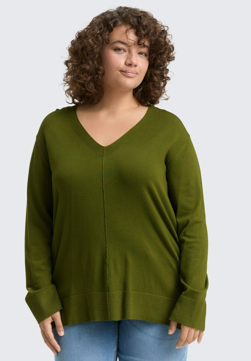 Olivgrüner Strickpullover mit V-Ausschnitt, langen Ärmeln und gerippten Bündchen. Er hat eine Mittelnaht und einen lockeren Schnitt.