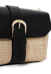 Borsa in pelle nera e paglia intrecciata con hardware dorato, dotata di una tracolla a forma di cintura e di una forma rettangolare. Cuciture dettagliate visibili.