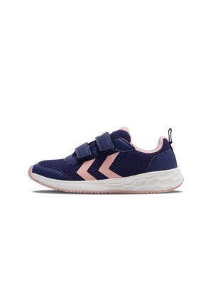 Marineblaue Sportschuhe mit pinken Akzenten, Mesh-Obermaterial, zwei verstellbaren Klettverschlüssen und einer strukturierten Gummisohle. Chevron-Muster an der Seite.