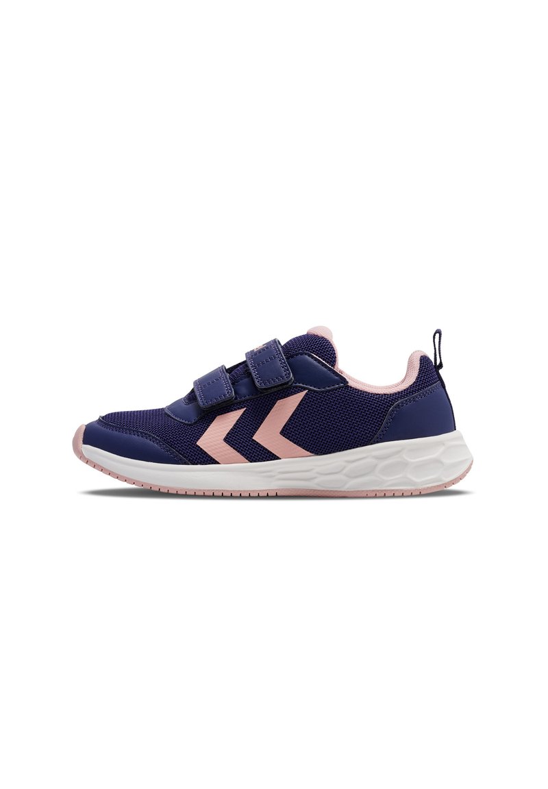 Marineblaue Sportschuhe mit pinken Akzenten, Mesh-Obermaterial, zwei verstellbaren Klettverschlüssen und einer strukturierten Gummisohle. Chevron-Muster an der Seite.
