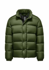Giacca a sacco verde oliva con texture trapuntata, colletto alto e chiusura a pressione. Presenta polsini elasticizzati e orlo regolabile. Materiale leggero.