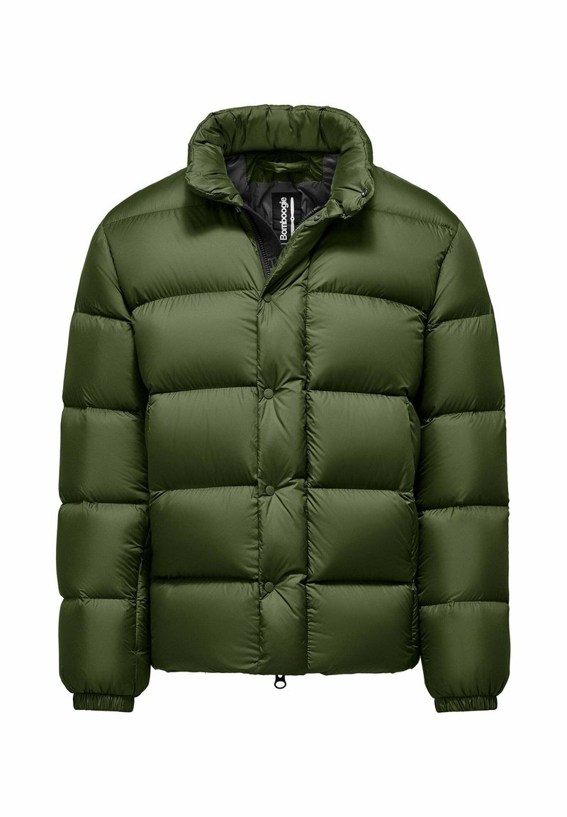 Giacca a sacco verde oliva con texture trapuntata, colletto alto e chiusura a pressione. Presenta polsini elasticizzati e orlo regolabile. Materiale leggero.