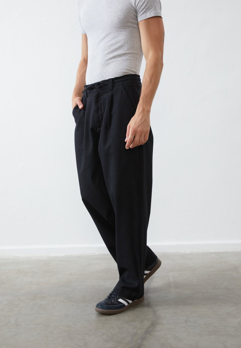 Pier One Chino - black