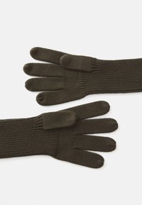 Brune strikkede hansker med ribbet tekstur og fem fingre. Glatt finish med avrundede fingertupper, egnet for bruk i kaldt vær.
