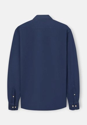 Camisa de manga larga azul marino con botones y cuello, vista desde atrás, con puños abotonados y dobladillo recto.