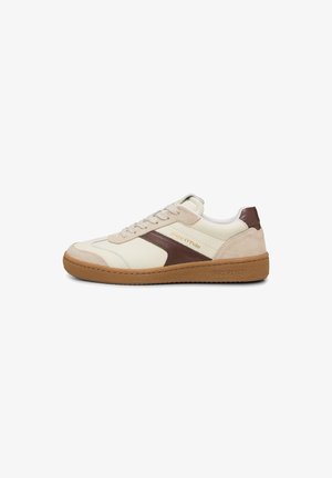Baskets pour hommes en cuir crème avec des accents en daim marron et une semelle en caoutchouc texturée. Présentent un design à lacets et un détail de marque en or.
