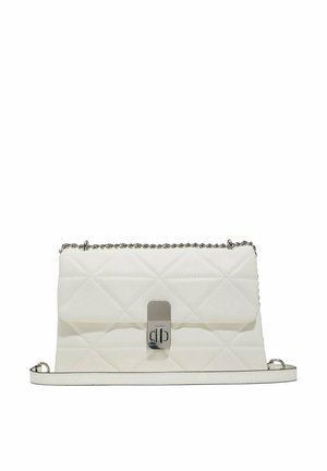 Biała pikowana skórzana torebka na ramię z srebrnym łańcuszkowym paskiem i metalowym zapięciem z przodu na środku.