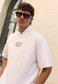 Bershka SHORT SLEEVE - Printtipaita - white