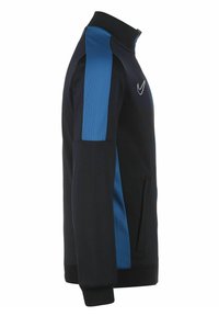 Chaqueta Nike en negro con paneles laterales de malla azul. Cuello alto, cierre con cremallera y puños acanalados. Presenta un logotipo discreto en el pecho.