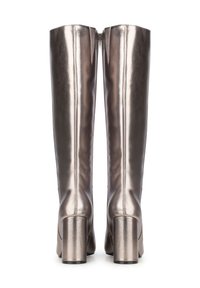 Metallisch schimmernde kniehohe Stiefel mit glänzendem Finish, quadratischem Blockabsatz und Reißverschluss auf der Rückseite. Glatte Textur mit Nahtdetails an der Seite.