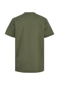 Olivgrön kortärmad t-shirt, tillverkad av mjukt bomullstyg. Den har en rund uringning och en rak fåll utan synliga mönster eller accenter.