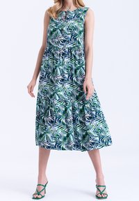 Vestido maxi floral en tonos verdes y azules, hecho de una tela ligera, con un diseño sin mangas, cintura fruncida y dobladillo a la altura de las rodillas.
