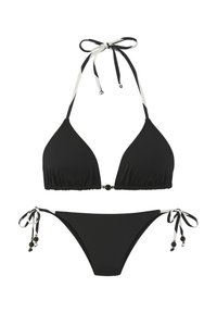 Crni bikini set koji uključuje vrh u obliku trokuta s podesivim bijelim vezicama i ukrasom od perlica, u kombinaciji sa odgovarajućim donjim dijelom s vezicama sa strane.