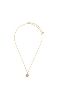 Halskette aus vergoldeter Kette mit einem diamantförmigen Anhänger, der einen glatten, hellen Edelstein zeigt, versehen mit einem dekorativen Rahmen.