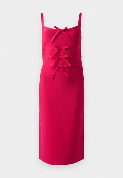 Upnuté, bezramenné šaty z jasně růžové látky. Mají texturovaný povrch a dekorativní mašle po celé přední části. Rovný lem.