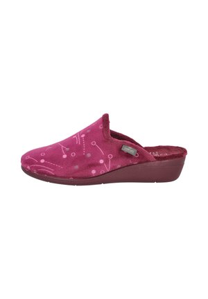 Zapatilla de casa suave color marrón burdeos, con un bajo tacón cuña y un ligero bordado decorativo, que presenta una etiqueta de tela etiquetada "Confort" en el lateral.