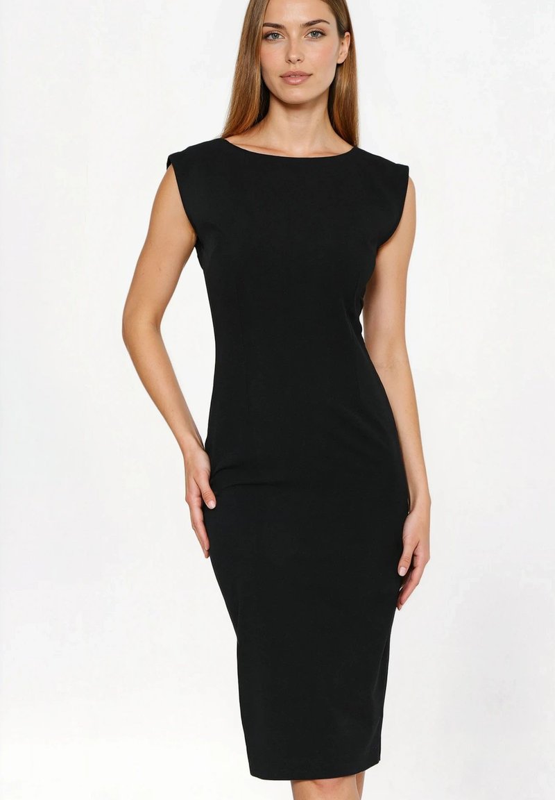 Czarna dopasowana sukienka z krótkimi rękawkami, długość do kolan, gładka faktura i prosta sylwetka, odpowiednia na różne okazje.