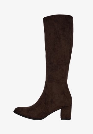 Bota de ante marrón hasta la rodilla con punta cuadrada, tacón ancho y textura suave, que presenta costuras mínimas y una silueta elegante.