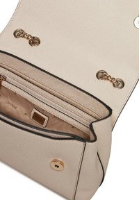 Borsa a mano strutturata beige con finitura testurizzata, bordi neri, accessori dorati e molteplici tasche interne, tra cui un compartimento con zip.
