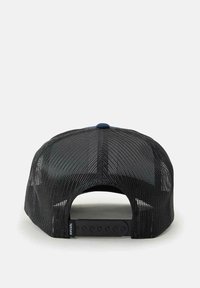 Zwarte mesh pet met een stijve rand, voorzien van een blauwe knop bovenop en een verstelbare zwarte plastic band met zeven gaatjes voor een goede pasvorm.