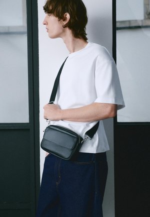 PULL&BEAR Olkalaukku - black