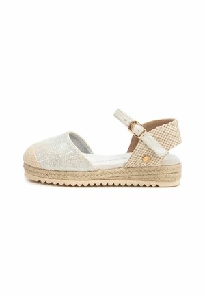 Sandalia espadrille plana con parte superior de tejido trenzado en tonos gris claro y beige. Cuenta con una correa de tobillo y suela de yute texturizada.