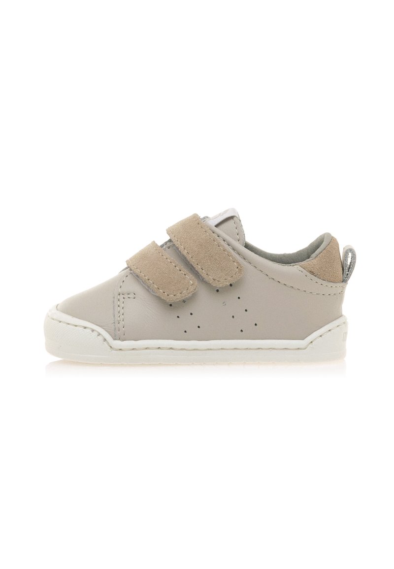 Grijze leren peutersneaker met beige suède klittenbandsluitingen, witte rubberen zool, geperforeerde details en een trekhaak aan de hiel.