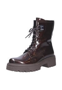 Stivaletto in pelle lucida marrone con punta rotonda, chiusura con lacci e una suola spessa e testurizzata. Presenta un accento metallico sul lato.