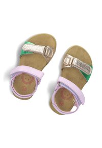 Kindersandalen met roze banden, gouden metallic accenten en groene zijkanten; textuur voetbed met een glimlachend logo; open teen ontwerp.