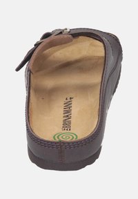 Scarpa slip-on in pelle marrone con tomaia texture, cinturino regolabile, soletta imbottita e cuciture in rilievo lungo il bordo.
