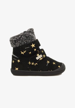 Zwarte suède enkellaars met gouden sterpatronen, grijze fleece voering bij de kraag en twee klittenbandsluitingen. Rubberen zool voor grip.