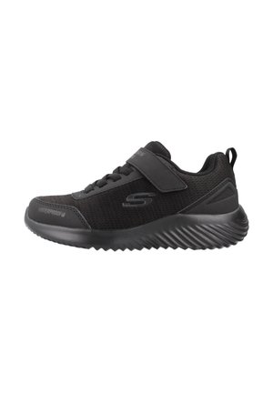 Zapatillas deportivas negras con parte superior de malla, un collar acolchado, correa ajustable y suela texturizada para agarre. Etiqueta de impermeabilidad visible en el lado.