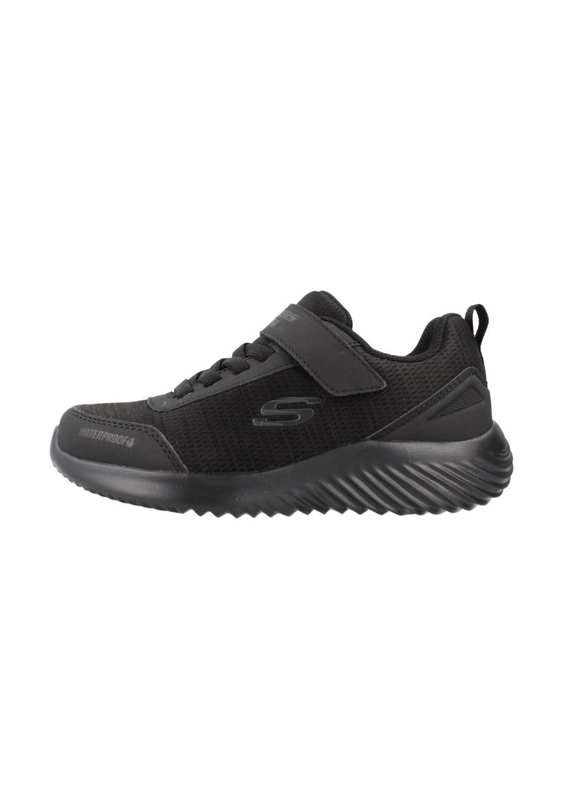 Zapatillas deportivas negras con parte superior de malla, un collar acolchado, correa ajustable y suela texturizada para agarre. Etiqueta de impermeabilidad visible en el lado.